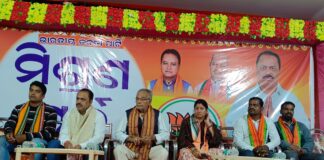 ଗୋବରାରେ ବିଜେପିର ମହାମିଶ୍ରଣ ପର୍ବ: ବିଜେଡି ଛାଡି କାଉନସିଲର, ସରପଞ୍ଚ, ପୁର୍ବତନ ସରପଞ୍ଚ, ସମିତି ସଭ୍ୟ, ୱାର୍ଡ ମେମ୍ବର ସମେତ ୫୦୦ରୁ ଉର୍ଦ୍ଧ୍ବ କର୍ମୀ ବିଜେପିରେ ସାମିଲ । News Reveal 18